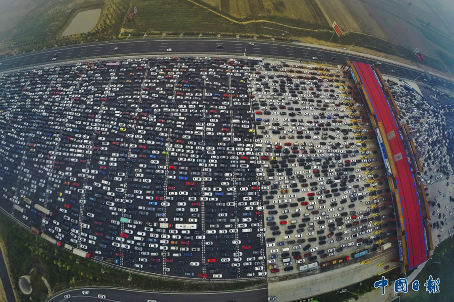 2015年10月6日，北京，国庆长假返京车辆在京港澳高速收费站处滞留，造成严重拥堵。中国日报亚洲新闻图片网 付丁 摄影