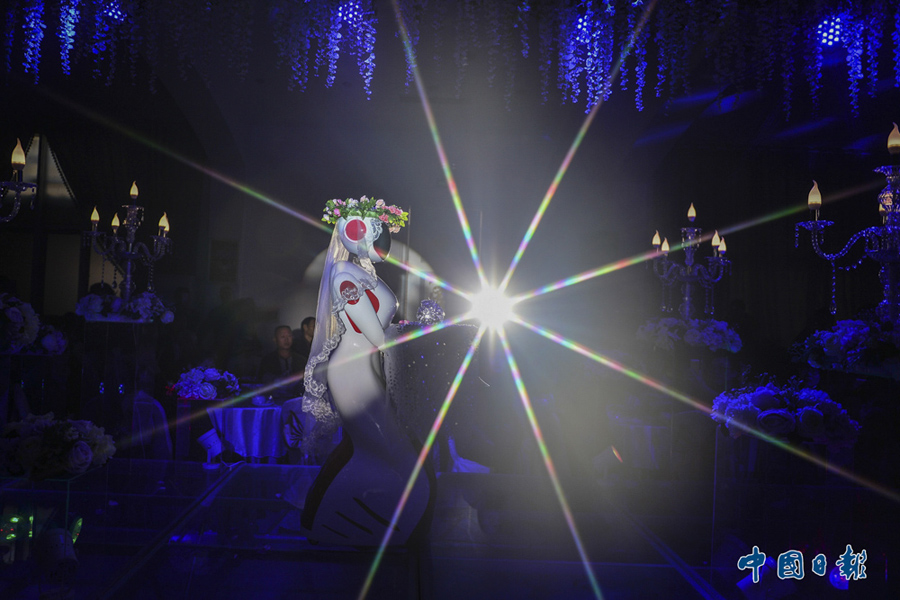 2015年11月1日，天津，机器人 “昊越” 在一场婚礼上担任伴娘角色。“昊越”原是一家科技公司研发的送餐机器人，后经改造能在婚礼上服务。中国日报亚洲新闻图片网 游思行 摄影
