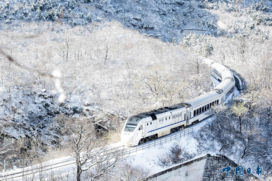 2015年11月23日，北京居庸关，银装素裹中驶来一趟列车。中国日报亚洲新闻图片网 潘之望 摄影