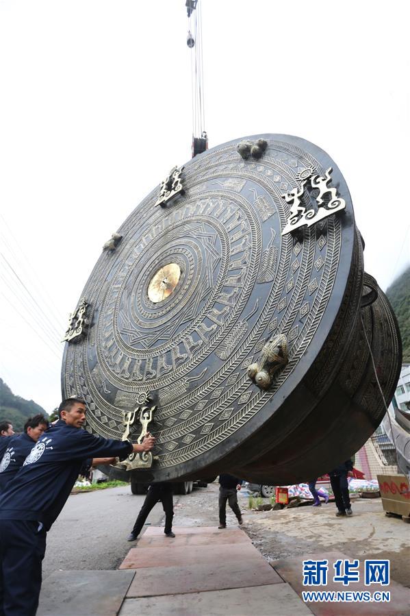 #（社会）（3）广西环江民间艺人造出直径4.2米大铜鼓