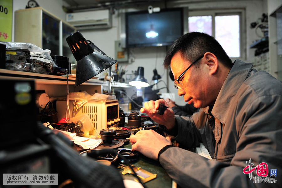  在北京市海淀区五棵松路40号院内，有家特殊的“医院”，而来这儿的“病人”则是一些需要维修的相机。这家“相机医院”的“院长”，是被称为“相机华佗”的詹春明师傅。中国网图片库 王伟摄