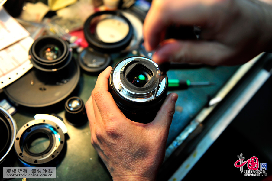 在这个50多平米的店铺里，挂满了各式各类维修好的相机，顾客一茬接一茬地进门，几名店员都在低头忙活手中的活儿。一款林哈夫617胶片相机，经过詹师傅的巧手，在短短1个小时内，变焦故障被快速排除