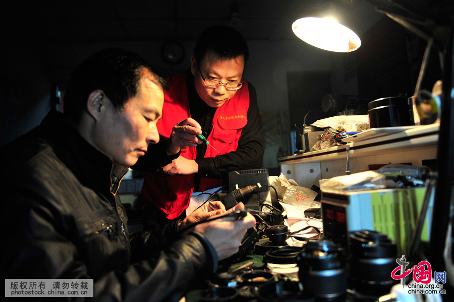 25年前，从福建莆田老家来到北京创业的詹春明突发奇想开起了这家“相机医院”，当时小店只有一张桌子，转眼一干就是二十多年。中国网图片库 王伟摄