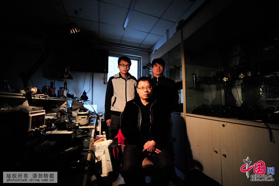 随着'相机医院'越开越红火，詹春明每天早上8时开门，直到晚上10时才关门。他还专门从下岗人员中招收学员，帮助越来越多的下岗人员再就业。图为詹春明师傅与徒弟在他的“相机医院”内合影。