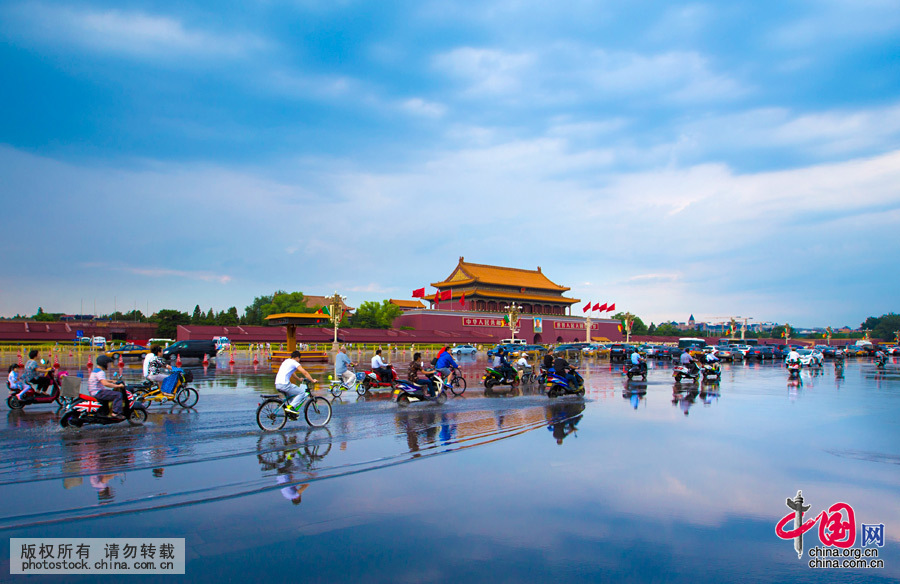 暴雨过后天安门长安街宛如天空之境。中国网图片库 杨东摄