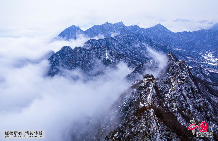 箭扣长城瑞雪。箭扣长城，位于京郊怀柔区西北的八道河乡境内，海拔1141米，距怀柔县城约30公里，山势非常富于变化，险峰断崖之上的长城也显得更加雄奇险要。箭扣长城因整段长城蜿蜒呈W 状，形如满弓扣箭而得名。