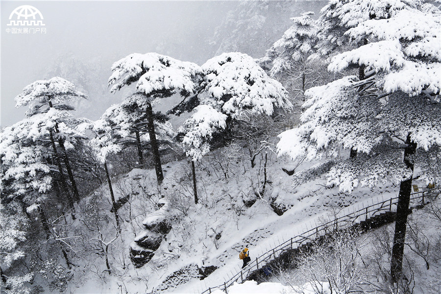 黄山迎来入冬最强降雪 积雪深度18厘米