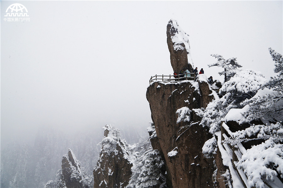 黄山迎来入冬最强降雪 积雪深度18厘米