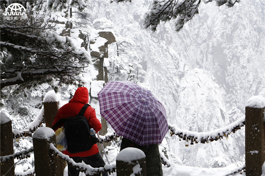 黄山迎来入冬最强降雪 积雪深度18厘米