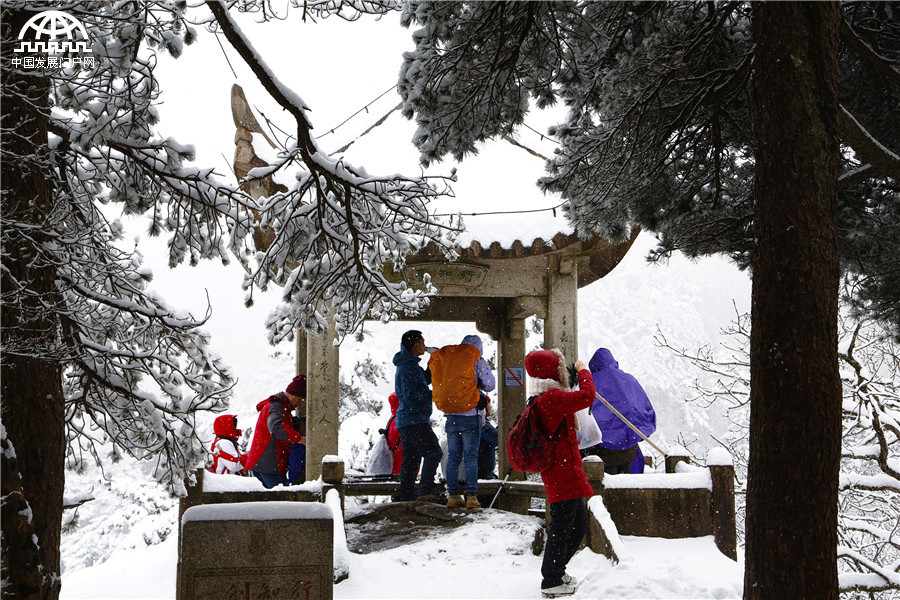 黄山迎来入冬最强降雪 积雪深度18厘米