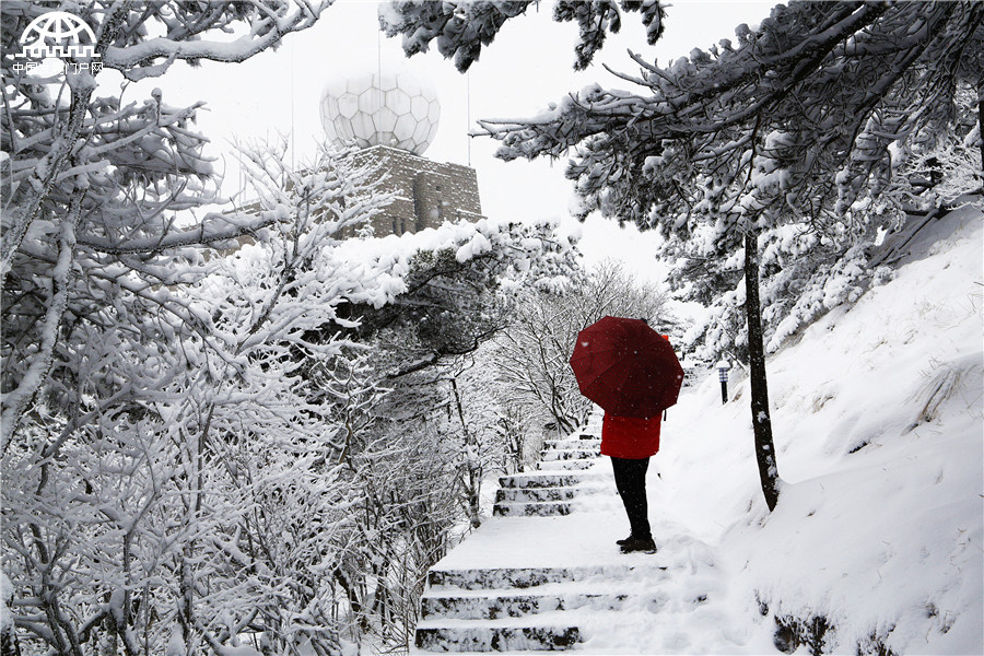 黄山迎来入冬最强降雪 积雪深度18厘米