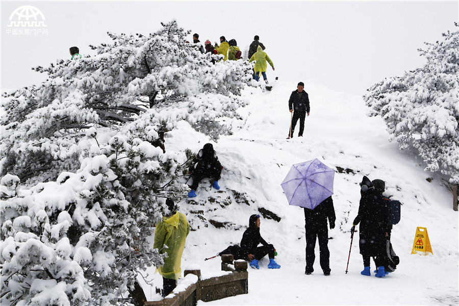 黄山迎来入冬最强降雪 积雪深度18厘米