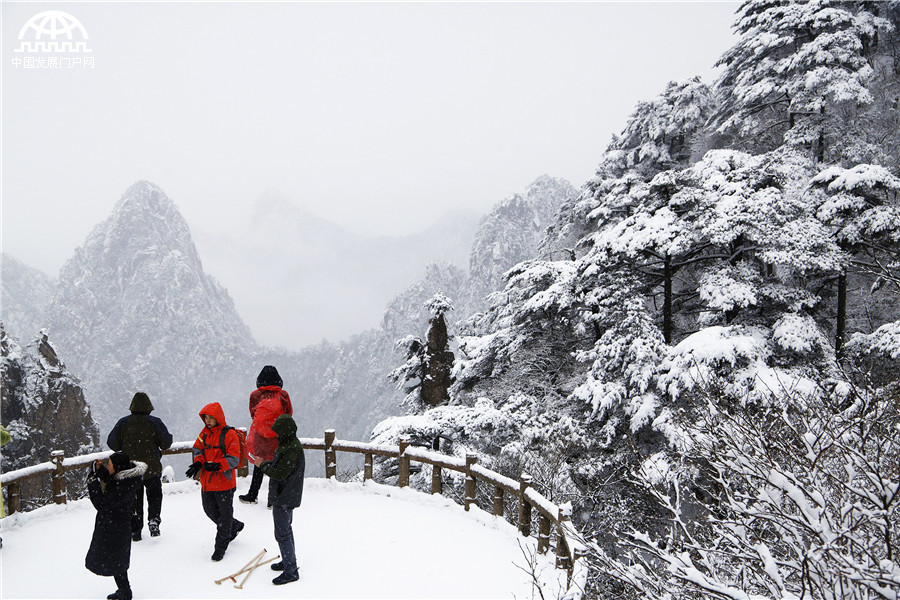 黄山迎来入冬最强降雪 积雪深度18厘米