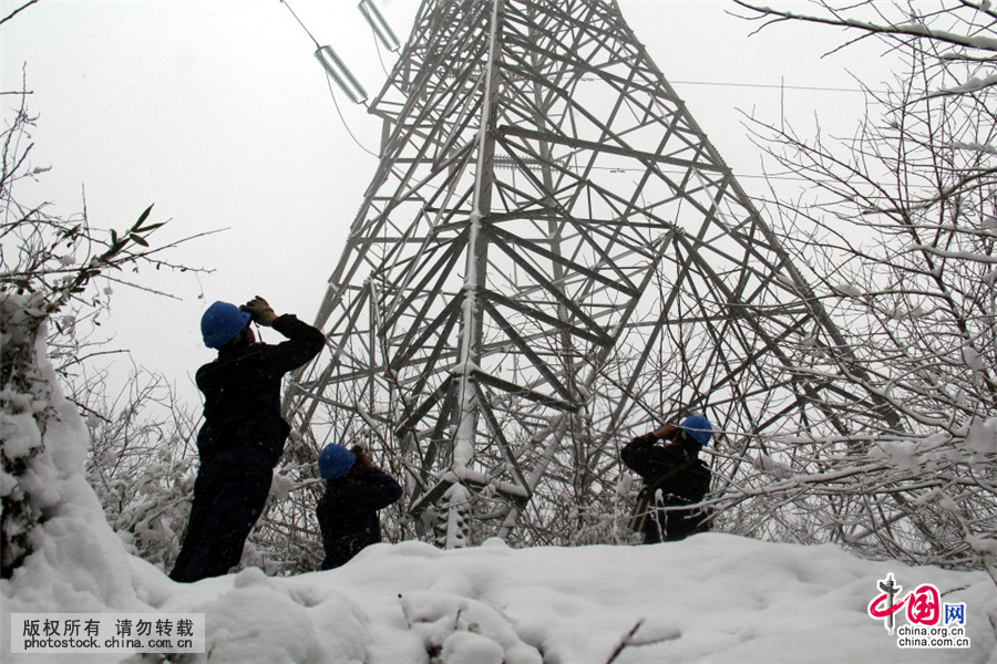 安徽芜湖电力工人顶风冒雪特巡深山线路保障供