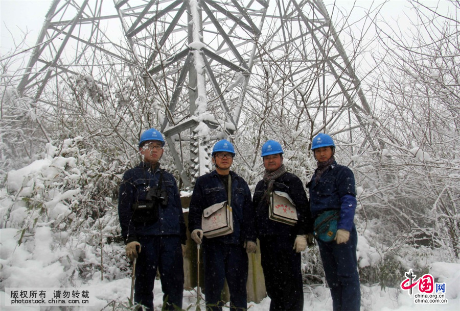 安徽芜湖电力工人顶风冒雪特巡深山线路保障供