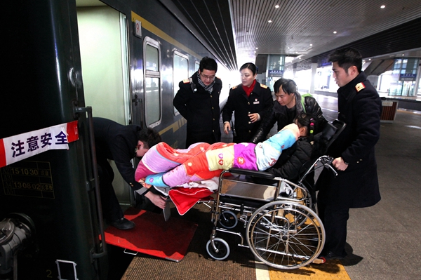成都东站开辟应急通道 护送患病小女孩平安回