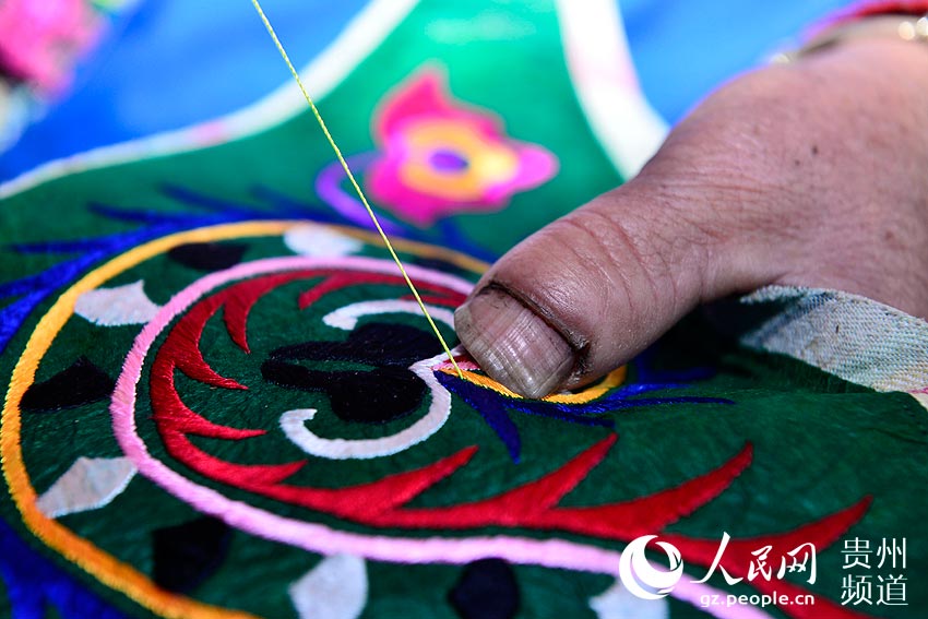 1月29日，平江乡滚仲村苗族妇女在绣制作“百鸟衣”的绣片。王炳真 摄