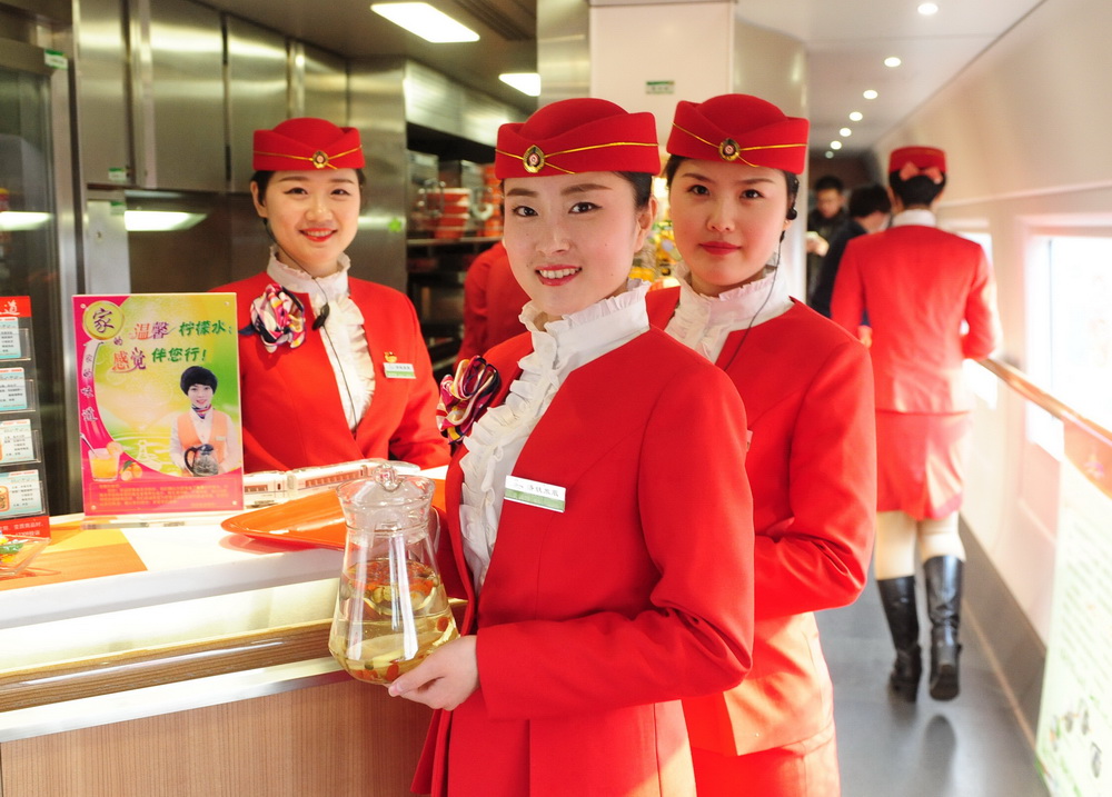 D6091次動車準時從山東青島的即墨北站發車。列車上,90后“高姐”展優雅禮儀。羅波/東方IC