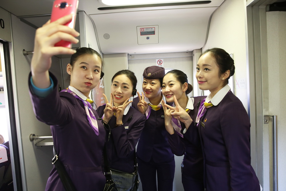 安徽安慶,寧安高鐵D5602次列車5名“動姐”在列車到站后開心自拍。楚接輿/東方IC