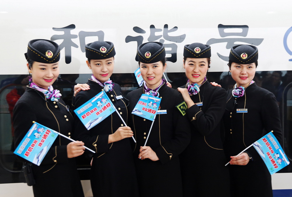 河南省鄭機城際鐵路C2961次動車組。王威/東方IC 