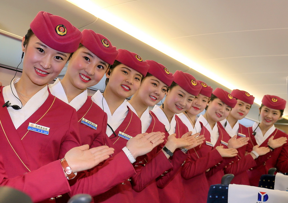 河南省城際鐵路,多名“高姐”精彩亮相,大秀美腿,吸引眾多攝影師狂拍。/東方IC