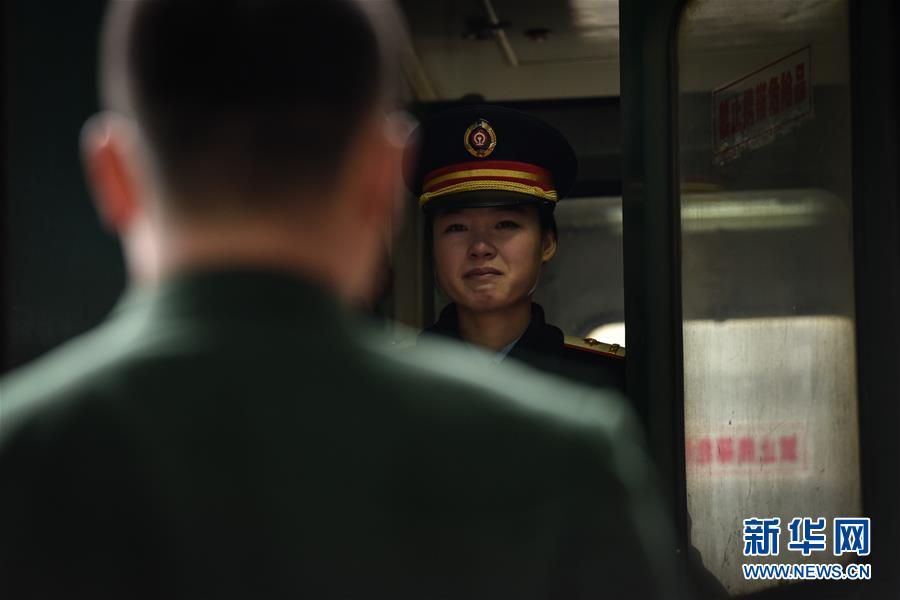 （關注春運·圖片故事）（4）月臺上的“團圓”