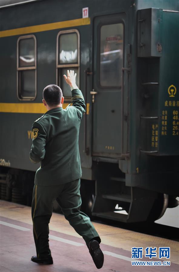 （關注春運·圖片故事）（5）月臺上的“團圓”