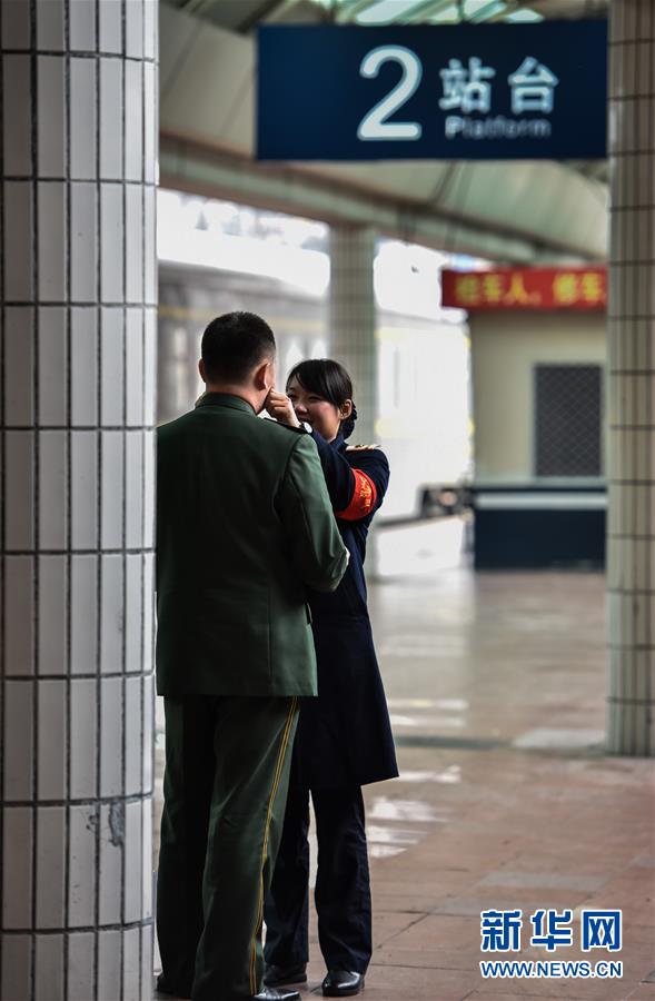 （關注春運·圖片故事）（7）月臺上的“團圓”