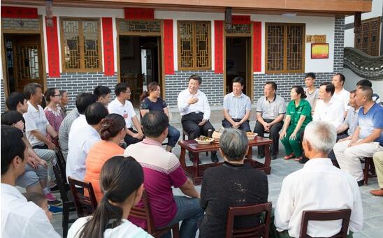 习近平在遵义县枫香镇花茂村同村民座谈。