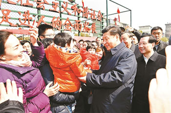 在东湖区彭家桥街道光明社区，习近平看望社区群众（图）