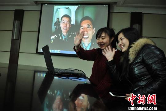 網絡媒體走轉改：援埃軍醫與孕妻視頻連線'團圓'