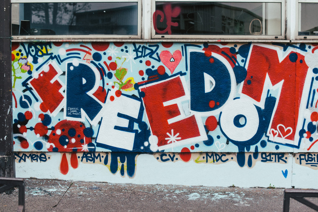 巴黎以“爱之墙”纪念恐怖袭击事件