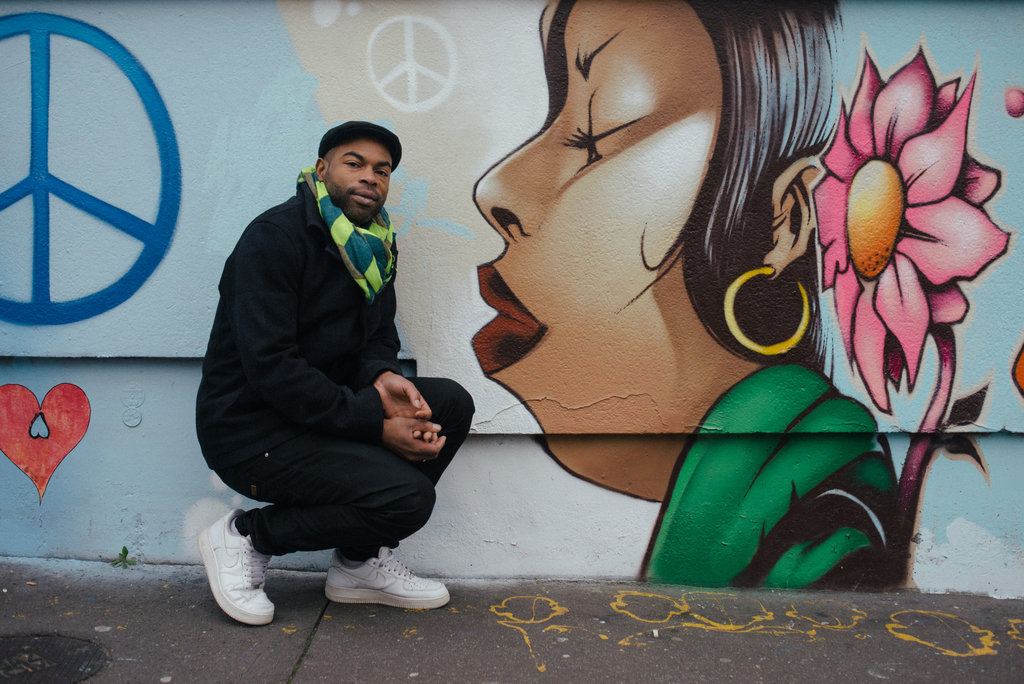 巴黎以“爱之墙”纪念恐怖袭击事件