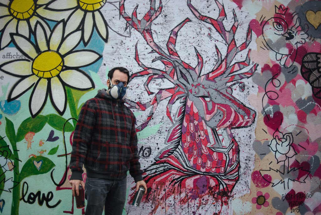 巴黎以“爱之墙”纪念恐怖袭击事件