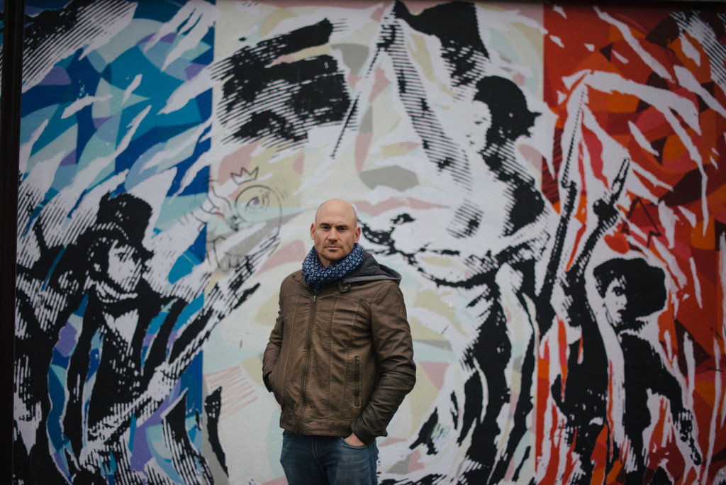 巴黎以“爱之墙”纪念恐怖袭击事件