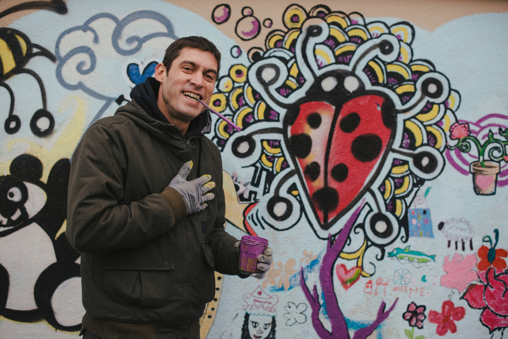 巴黎以“爱之墙”纪念恐怖袭击事件