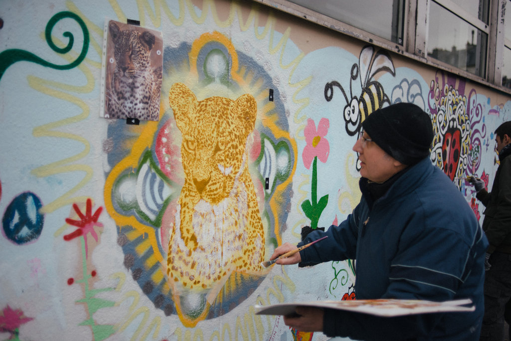 巴黎以“爱之墙”纪念恐怖袭击事件