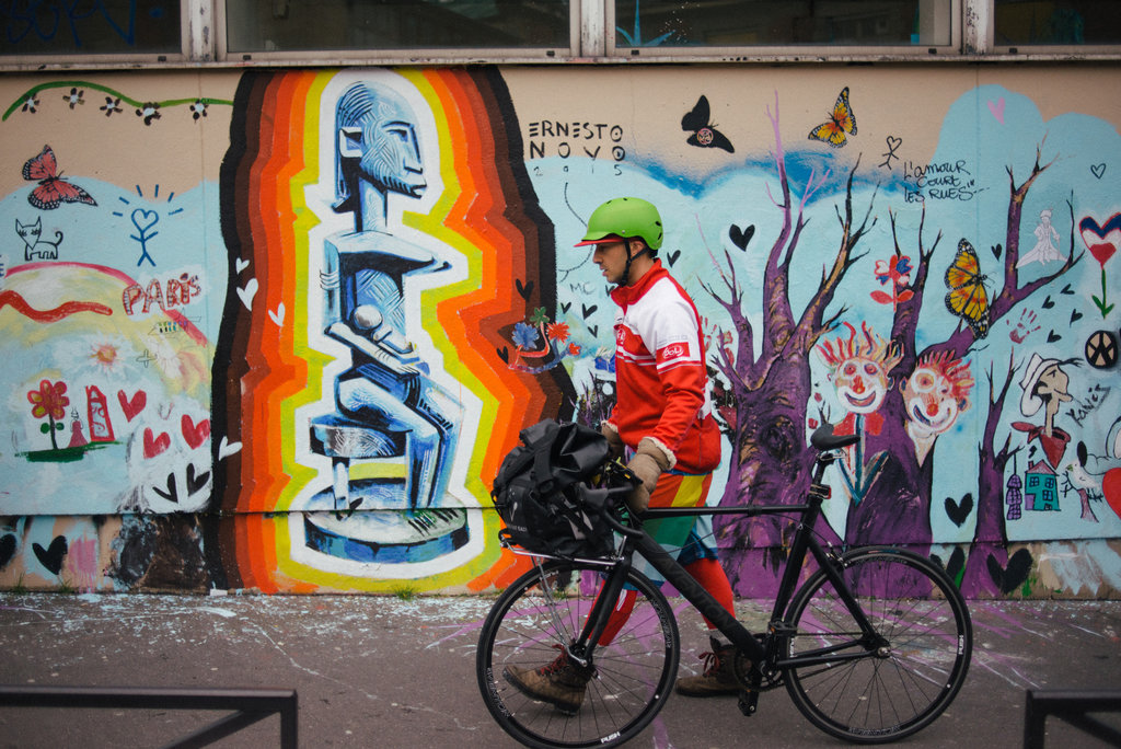 巴黎以“爱之墙”纪念恐怖袭击事件