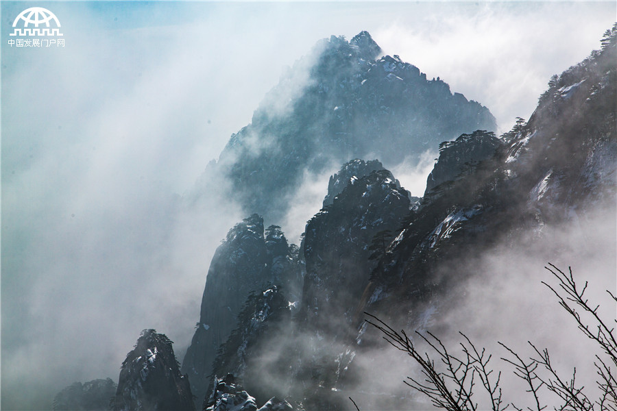 黄山：猴年首轮“佛光”美景在西海瑶台上演