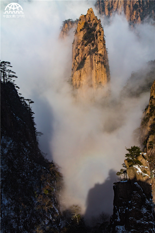黄山：猴年首轮“佛光”美景在西海瑶台上演