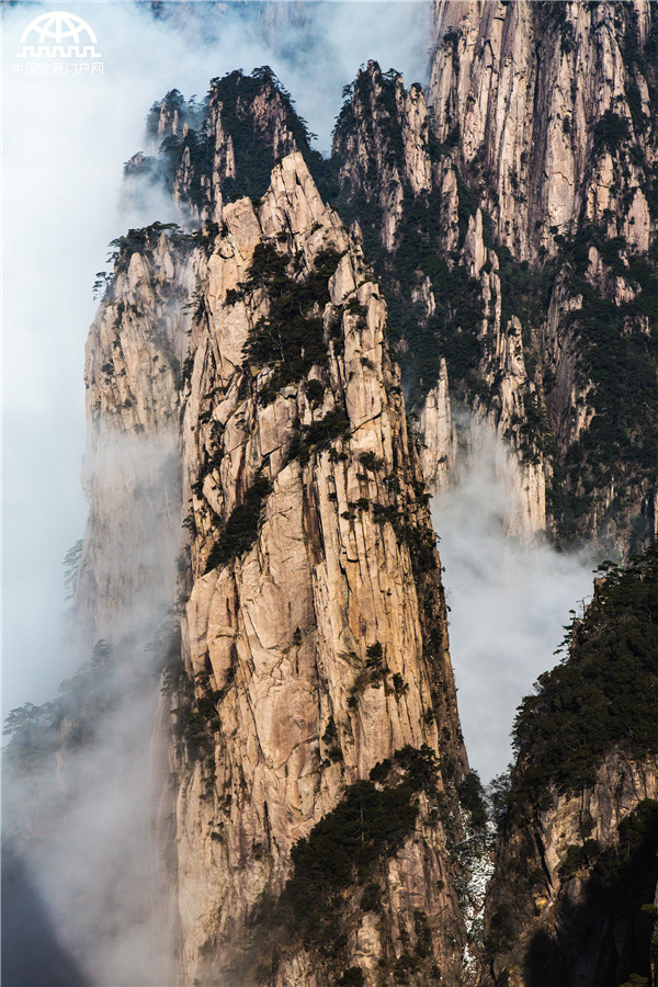 黄山：猴年首轮“佛光”美景在西海瑶台上演