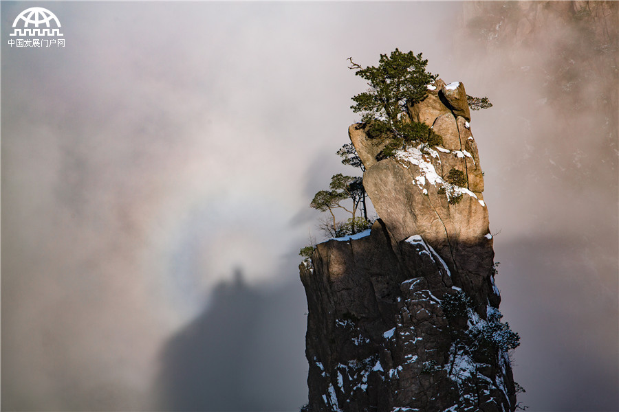 黄山：猴年首轮“佛光”美景在西海瑶台上演