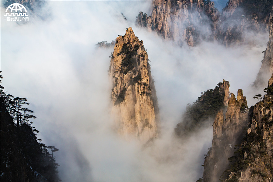 黄山：猴年首轮“佛光”美景在西海瑶台上演