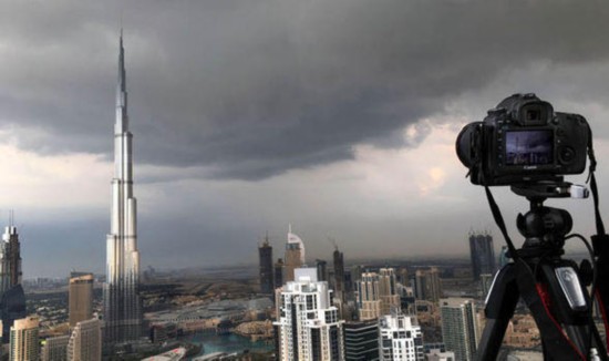摄影师捕获闪电击中迪拜塔 画面震撼_中国发展