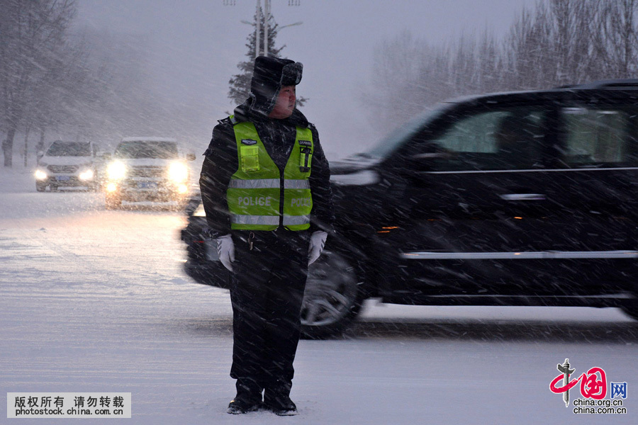 3月4日下午，内蒙古呼伦贝尔牙克石市普降大雪，强降雪导致市区能见度极低，局地能见度不足200米，截至5日清晨，当地局地积雪深度达30厘米。