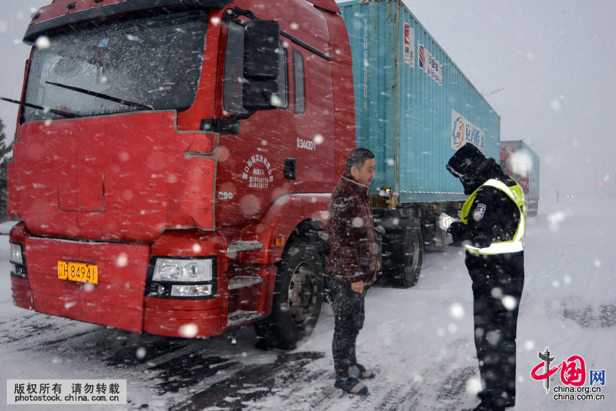 3月4日下午，内蒙古呼伦贝尔牙克石市普降大雪，强降雪导致市区能见度极低，局地能见度不足200米，截至5日清晨，当地局地积雪深度达30厘米。