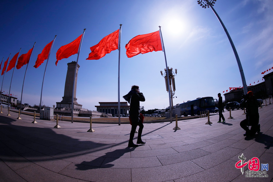 鱼眼镜头下的人民英雄纪念碑。中国网 郑亮摄