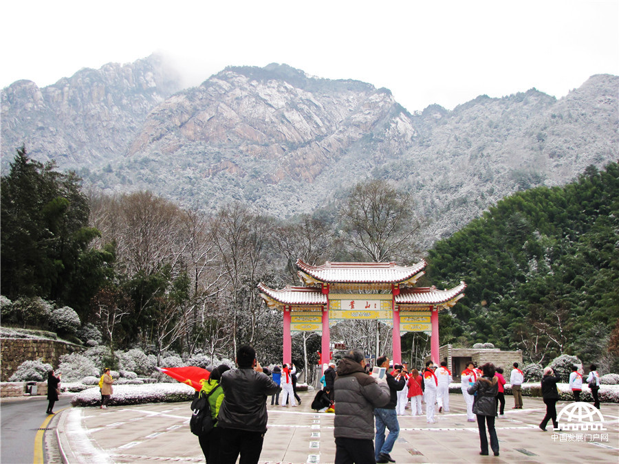 阳春三月雪落黄山