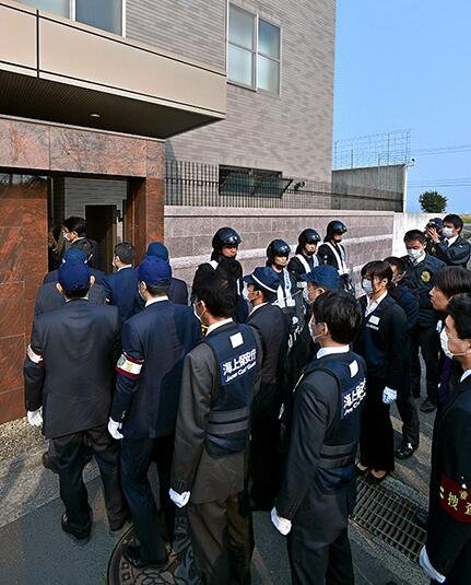 日最大黑社会组织神户山口组总部遭警察列队抄家