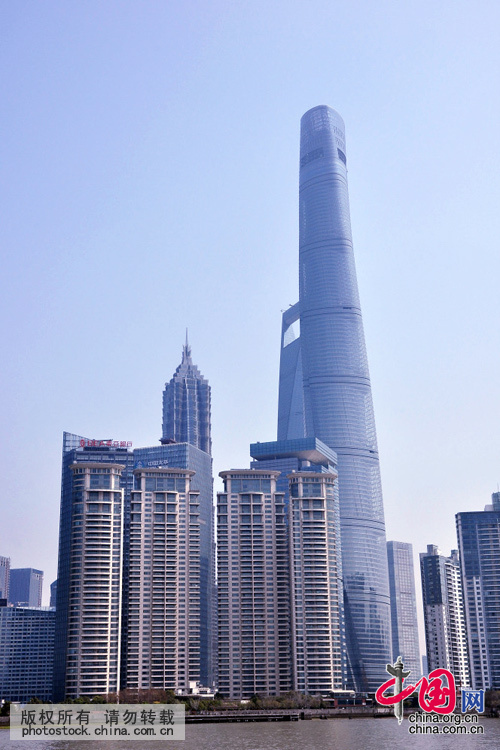 3月16日拍摄的备受关注的中国第一、世界第二高楼上海中心大厦（图中最高建筑）目前已经完工，正在积极准备相关事宜，即将正式开业。中国网图片库 周东潮 摄